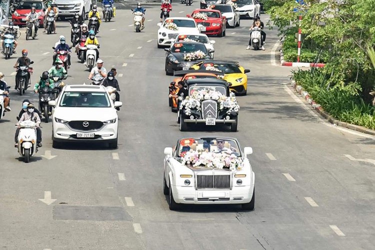  Trong số dàn Rolls-Royce có 4 xe thuộc bản Ghost, 3 trong số đó là đời đầu,chỉ có 1 chiếc thuộc thế hệ mới nhất với giá lăn bánh trên 40 tỷ đồng.