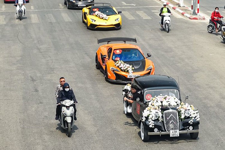 Đám cưới mới diễn ra tại Hà Nội trong ngày 19/5/2023 với đoàn xe rước dâu ước tính hơn 30 chiếc xe sang và siêu xe. 