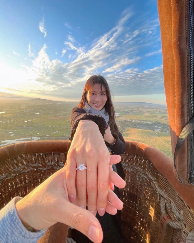 Diễm My 9x nhận lời cầu hôn của doanh nhân Vinh Nguyễn trên khinh khí cầu trong chuyến du lịch tại Úc