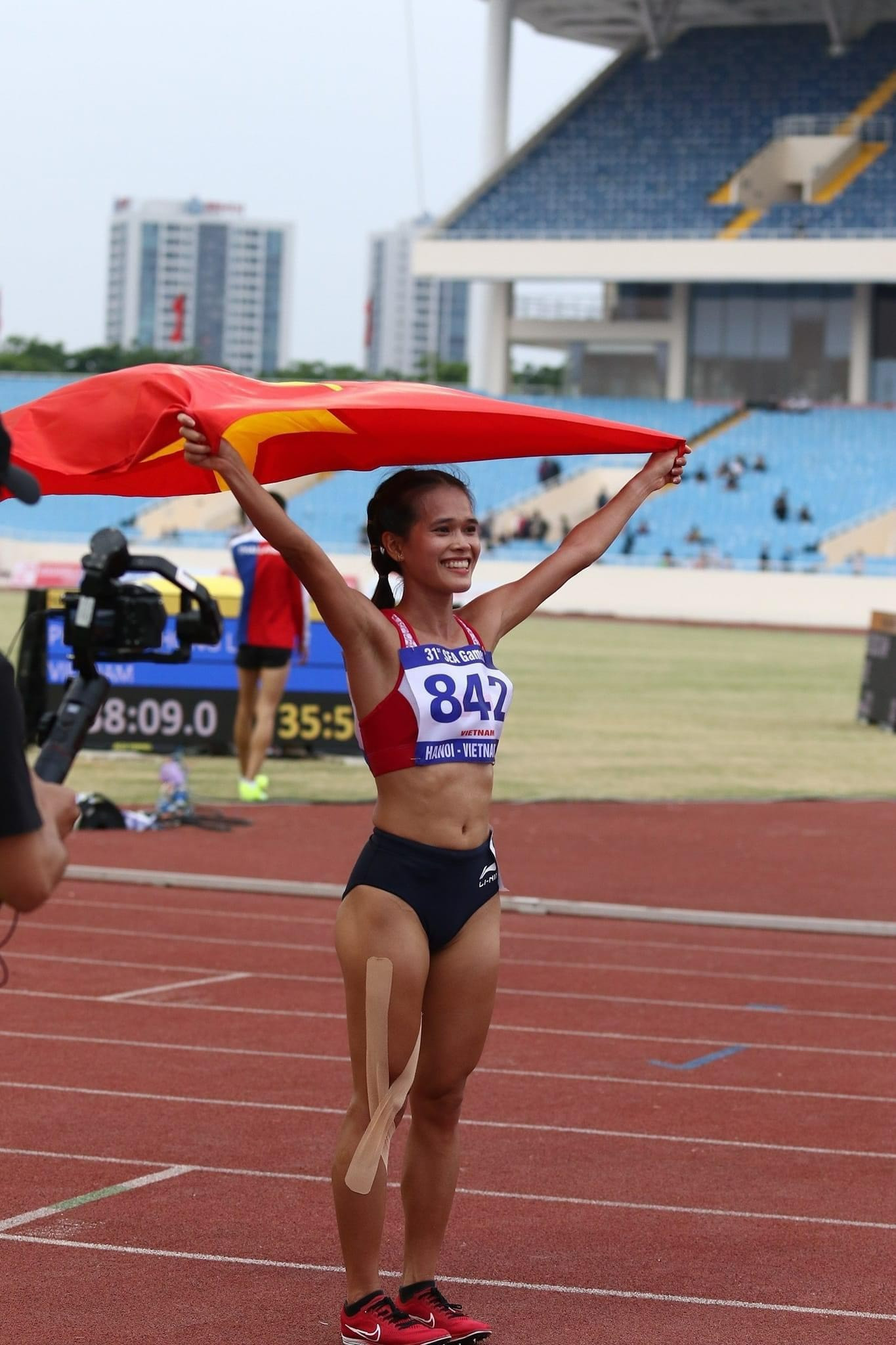 Bạn trai Hồng Lệ nhận xét: 