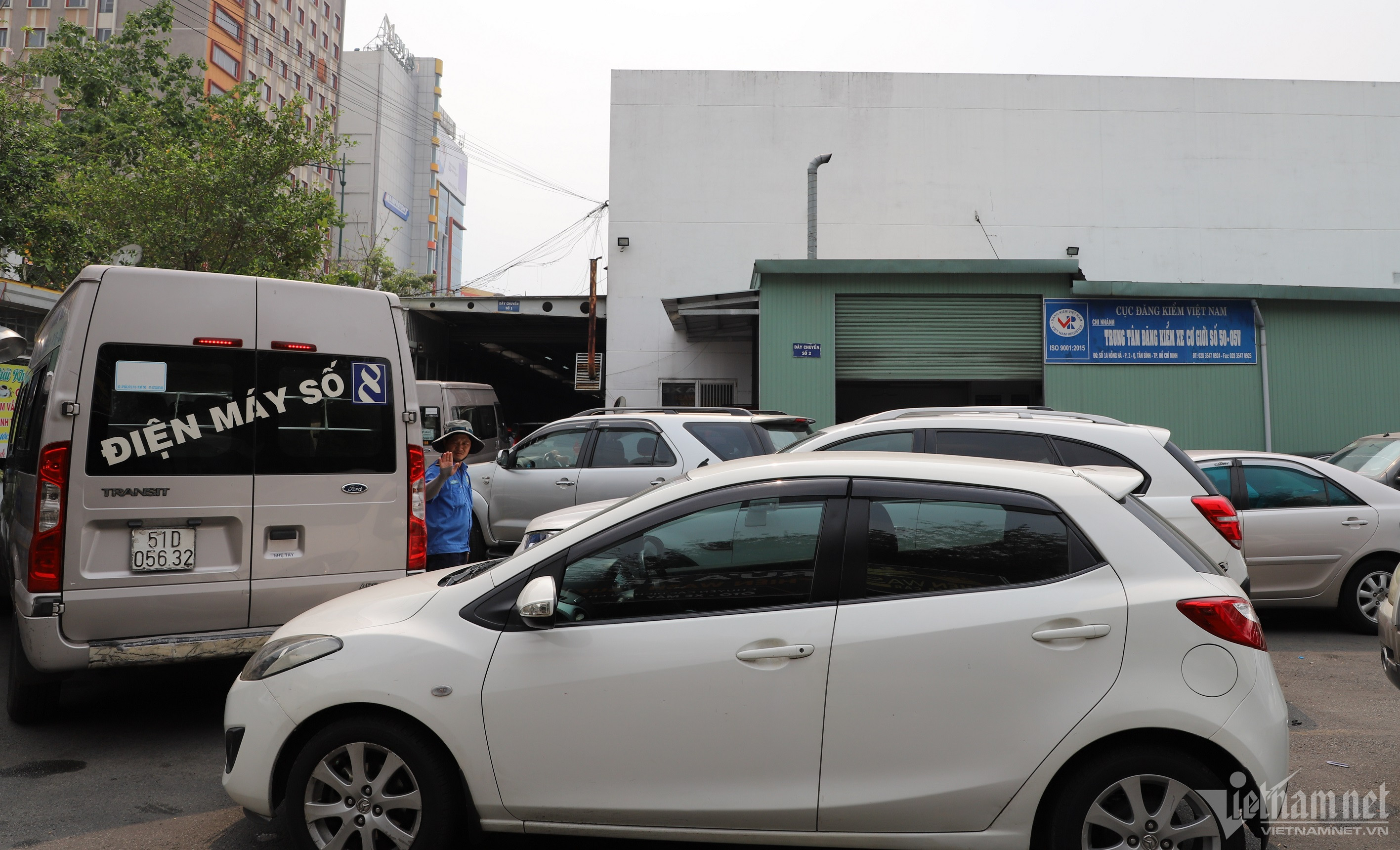 Ô tô xếp hàng chờ đăng kiểm tại Trung tâm 50-05V chi nhánh Hồng Hà