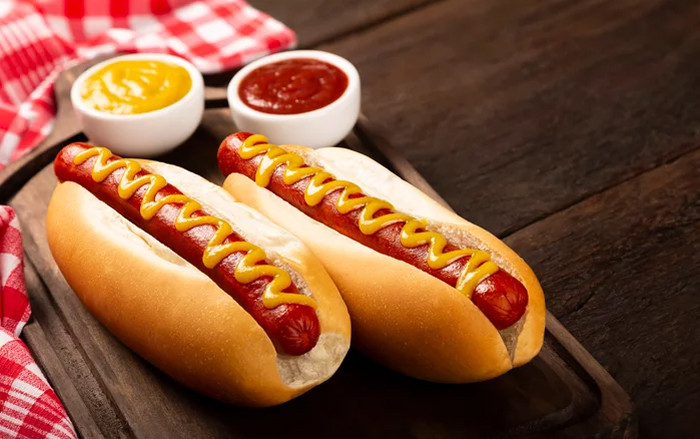 Bánh mì kẹp xúc xích tiện lợi nhưng không tốt cho sức khỏe. Ảnh minh họa: Tasting table
