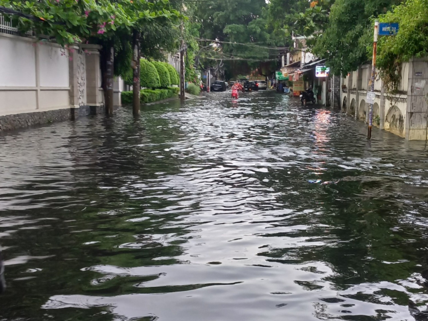 Các con hẻm xung quanh đường Quốc Hương cũng ngập sâu. Do đường ngập nên người dân hạn chế di chuyển qua vì sợ phương tiện bị chết máy