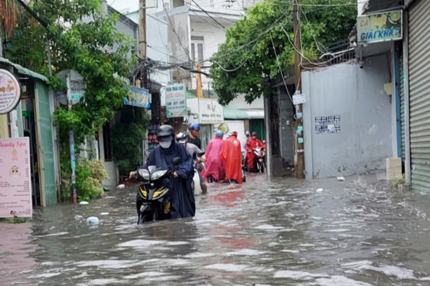 Xe chết máy hàng loạt do đường ngập sâu tới 50cm