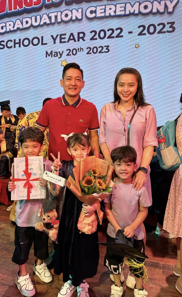 Hải Băng trẻ trung và giản dị trong lễ tốt nghiệp của con gái cách đây ít ngày