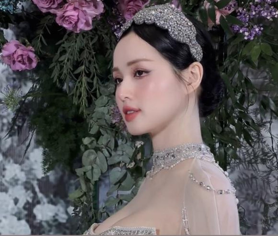 Mới đây, trong lần hiếm hoi xuất hiện tại một sự kiện, Tâm Tít đã đăng tải một đoạn clip ghi lại trọn vẹn những khoảnh khắc khoe sắc vóc đỉnh của chóp khiến cư dân mạng không khỏi mê mệt.