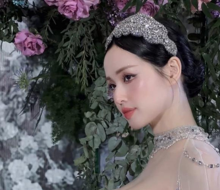 Có thể thấy, khi diện trên mình bộ váy cô dâu với những chi tiết kiêu sa, lộng lẫy, Tâm Tít đã gây sốt với nhan sắc xinh đẹp, visual không một chỗ để chê.