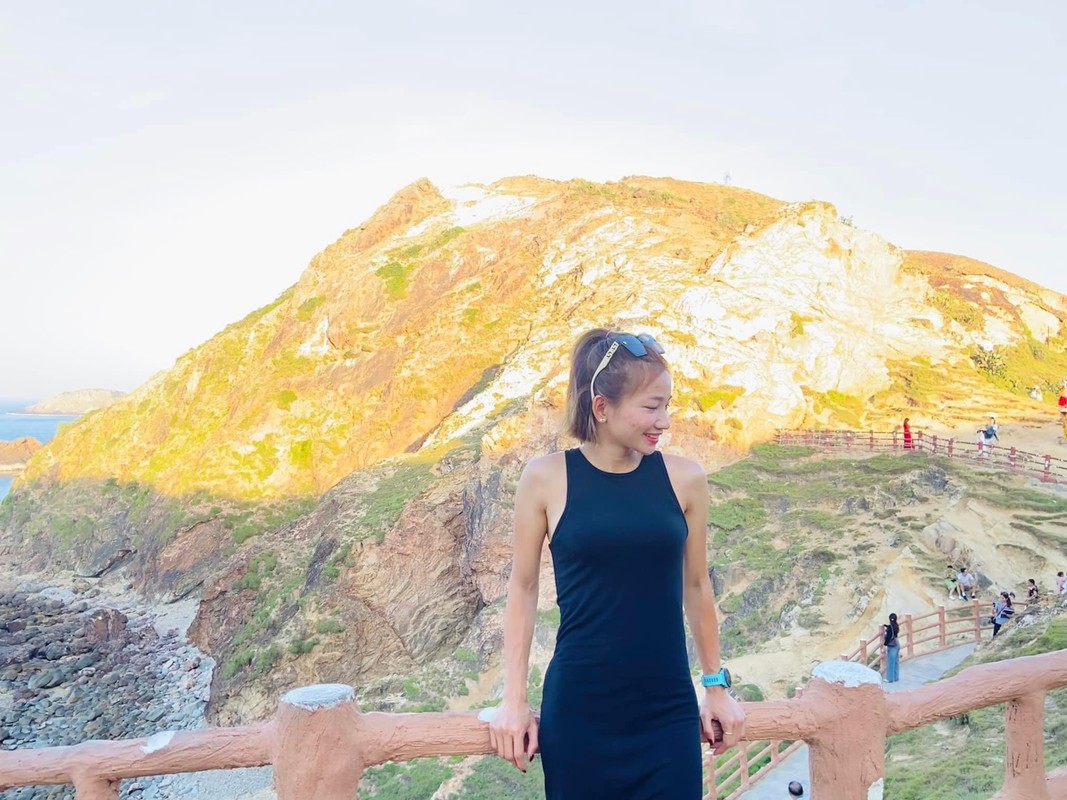 Dù mặc váy nữ tính, sang trọng, Oanh vẫn giữ được nét mộc mạc.