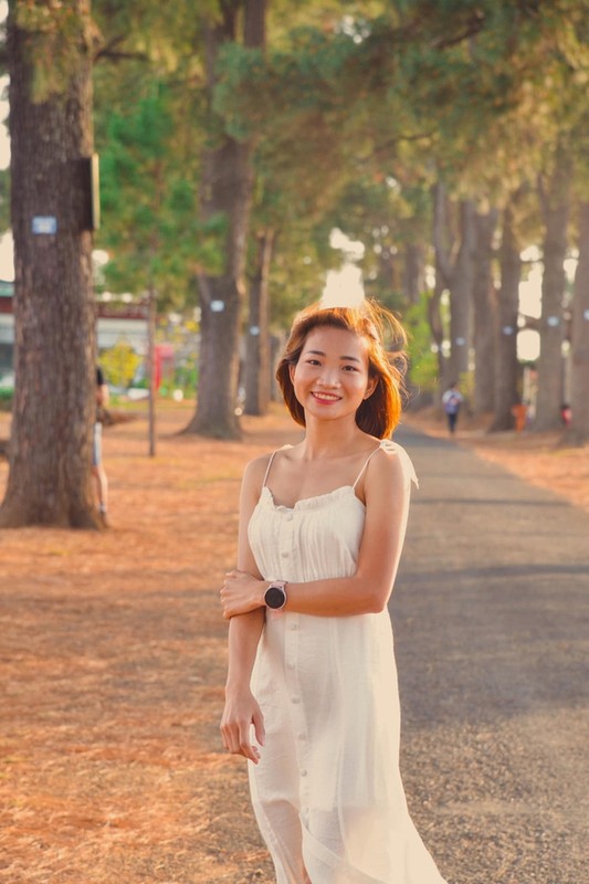 Trên trang cá nhân Nguyễn Thị Oanh chia sẻ một hình ảnh rất khác ở trên đường chạy. Cô gái sinh năm 1995 mặc váy trắng dáng dài đầy nữ tính.