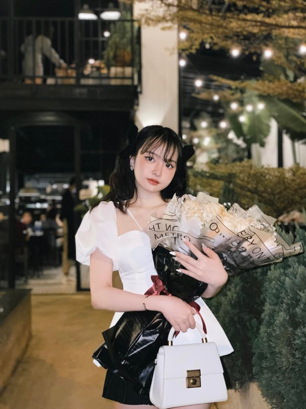 Đồng thời, nữ sinh xinh xắn này cũng chăm chỉ tham gia các hoạt động tình nguyện để có thể giúp đỡ, sẻ chia cùng mọi người.