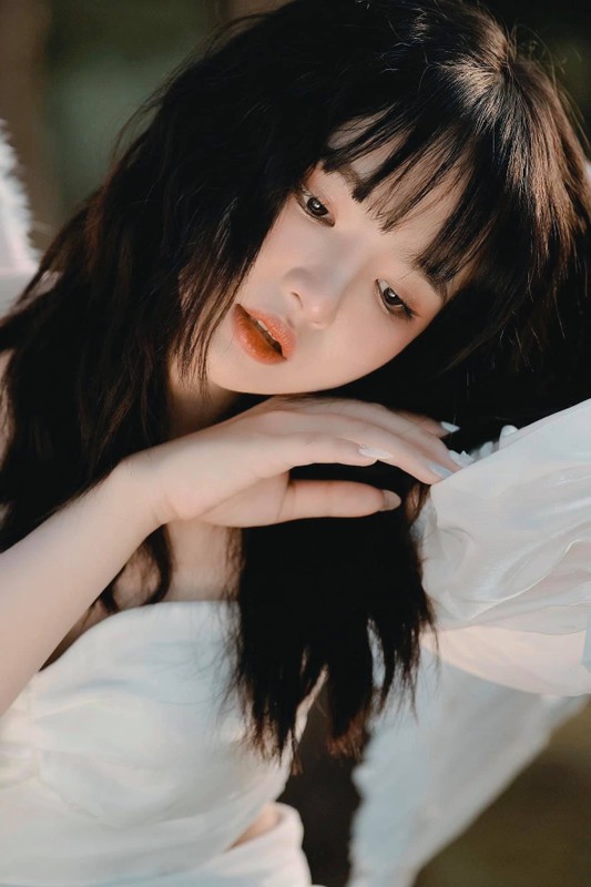 Ngọc Anh nổi tiếng trên mạng xã hội nhờ nét đẹp thuần khiết, đôi mắt to tròn tựa búp bê.