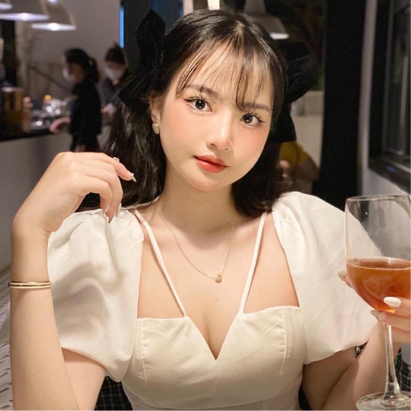 Nàng hot girl 2K vừa tốt nghiệp ngành Quản trị kinh doanh, trường Đại học Kinh tế TP.HCM.