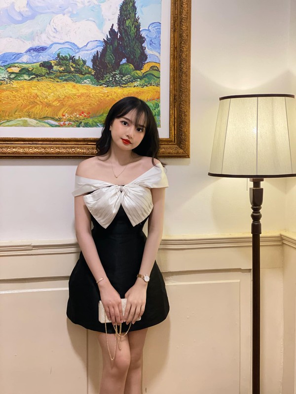 Ngọc Anh đạt danh hiệu học sinh giỏi suốt 12 năm liền, Giải Nhì môn Ngữ văn cấp thành phố, giải Ba cấp tỉnh năm lớp 9, Huy chương Vàng cuộc thi 10/3, giải Ba môn Ngữ văn,..