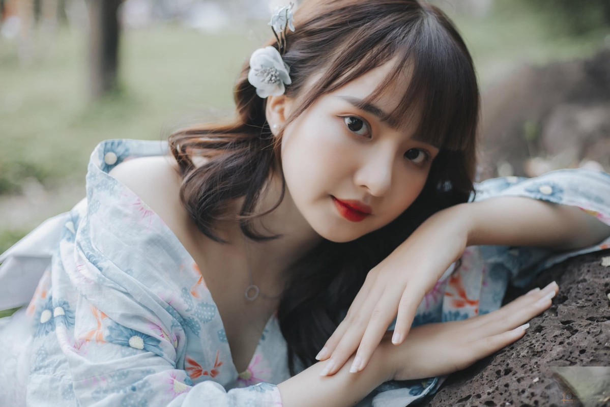 Những khoảnh khắc đẹp thuần khiết cùng đôi mắt to, tròn tựa búp bê của một nữ sinh trường Đại học Kinh tế TP.HCM mới đây đang khiến cư dân mạng tò mò danh tính.