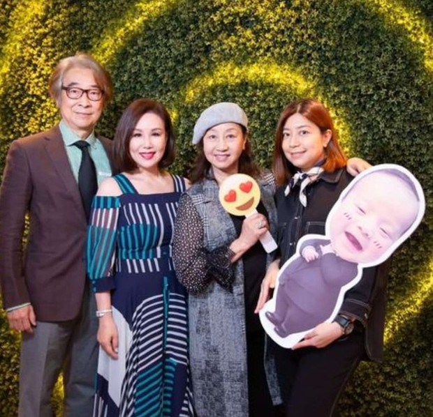 Nguyên Thu (đứng thứ 2 từ phải sang) trong tiệc mừng 100 ngày cháu trai nữ diễn viên Văn Tuyết Nhi.