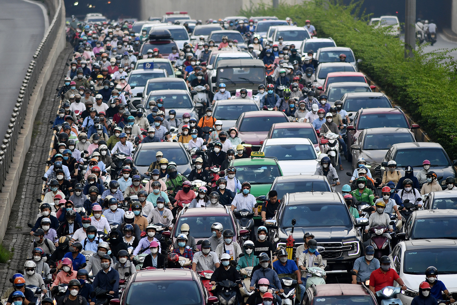 Ban Bí thư nhấn mạnh đến việc khắc phục cơ bản ùn tắc giao thông tại các đô thị lớn, trọng điểm là Thủ đô Hà Nội và TP.HCM. Ảnh: Hoàng Hà