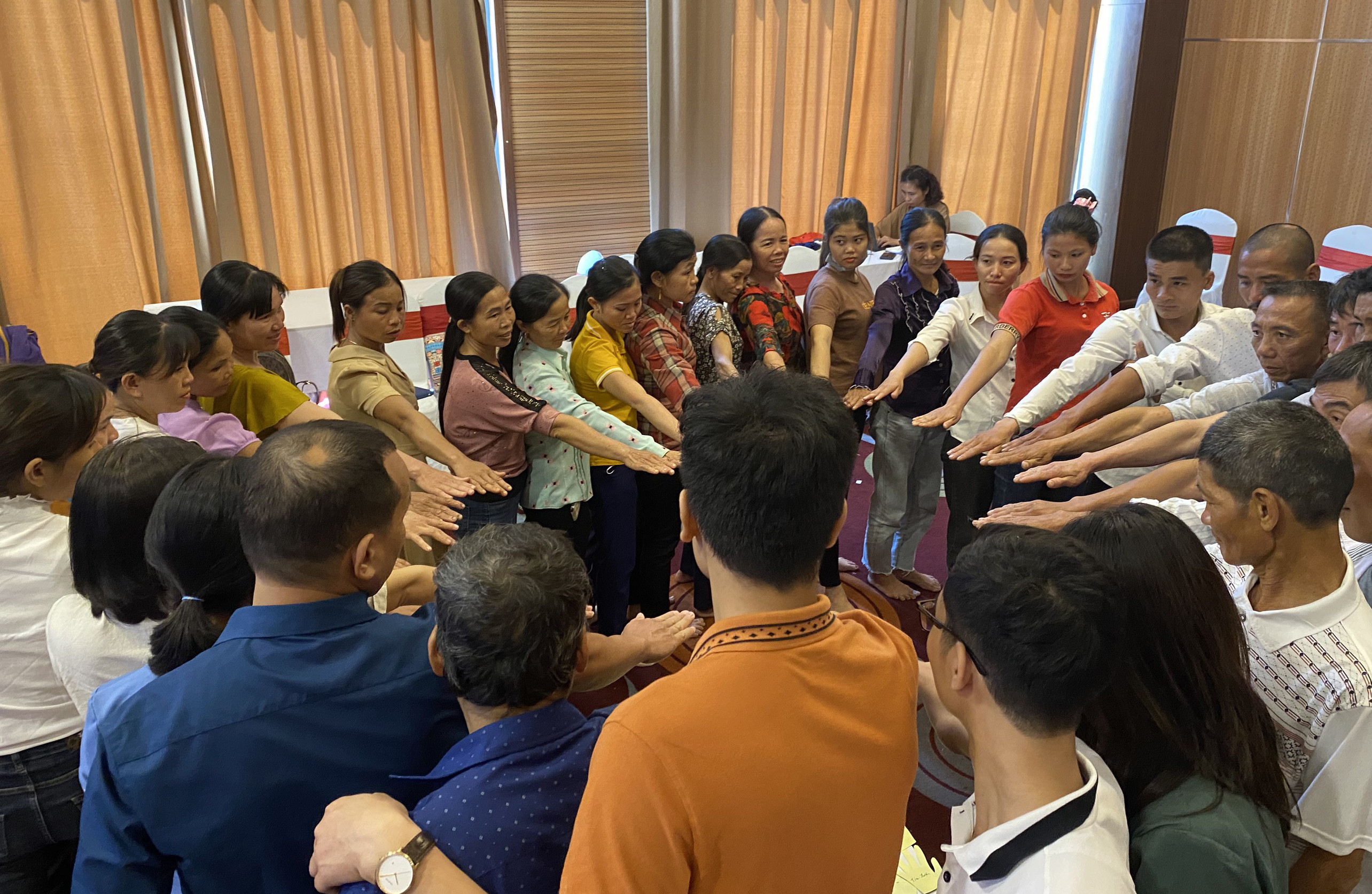  Các cặp vợ chồng tham gia một buổi chia sẻ về bạo hành gia đình tại Nghệ An.