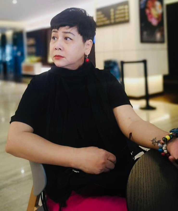 Sau khi người chồng thứ 2 qua đời, nữ nghệ sĩ rơi vào trạng thái mất cân bằng, buồn tới mức mắt mờ, tóc rụng. 