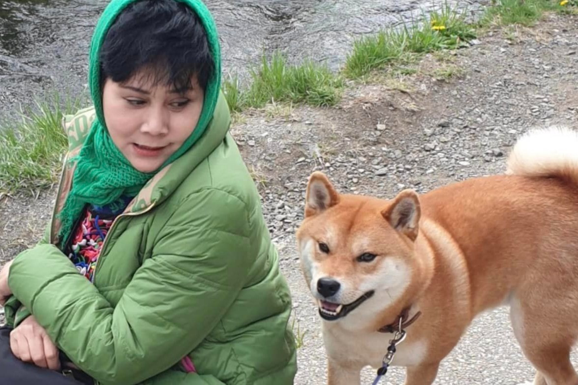 Những ngày không đi quay, NSND về nhà vườn rộng hơn 20.000m2 tại Hoài Đức (Hà Nội), vui đùa với thú cưng. Nữ nghệ sĩ kể nuôi rất nhiều mèo và chó, coi chúng như con. 