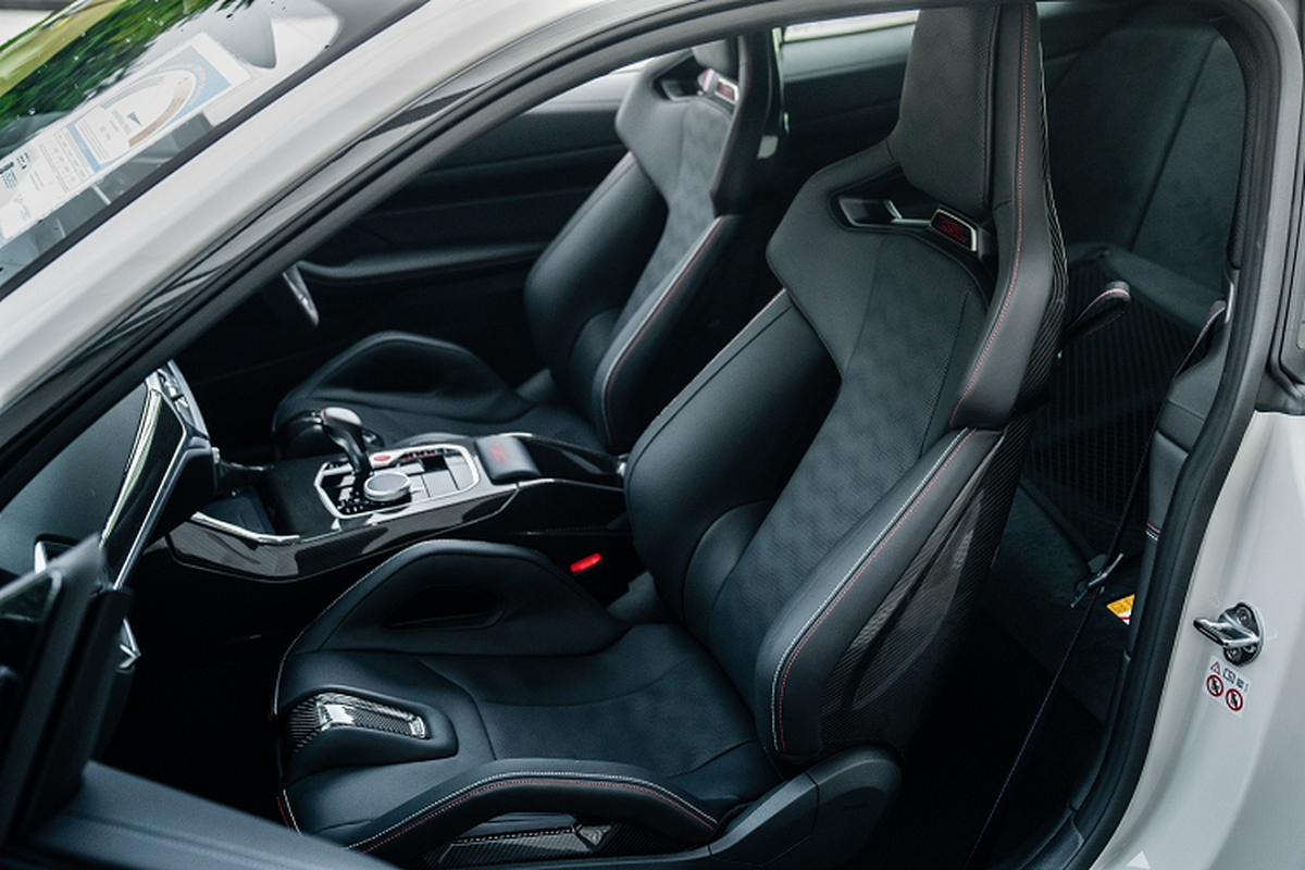 BMW M4 CSL trang bị khối động cơ 6 xy-lanh M TwinPower Turbo với công nghệ thừa hưởng từ mẫu xe đua M4 GT3, công suất 550 mã lực và mô-men xoắn 650 Nm, kết hợp hộp số 8 cấp M Steptronic. Khả năng tăng tốc 0-100 km/h trong 3,7 giây, tốc độ tối đa 307 km/h.