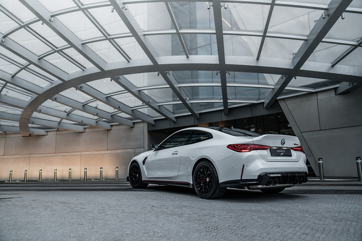 BMW M4 CSL 2023 hiệu năng cao được nâng cấp mạnh mẽ cùng thiết kế được tối ưu trọng lượng đã tăng cường khả năng vận hành so với M4 Competition. Tổng khối lượng M4 CSL tầm 1,625 kg, nhẹ hơn 100 kg của M4 Competition. Để có được thông số lý tưởng, các kỹ sư BMW đã tăng cường chất liệu carbon cho xe và giảm một số trang bị tiện nghi.