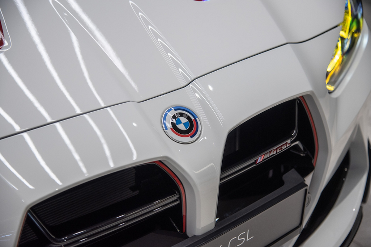 BMW M4 CSL thế hệ thứ 2 F82 được ra mắt nhân dịp kỷ niệm 50 năm thành lập BMW M và M4 CSL mang thiết kế logo đặc biệt bố trí nhiều điểm. Nội thất M4 CSL có 3 màu sơn ngoại thất gồm trắng Alpine White, đen Black Sapphire và xám Frozen Brooklyn Grey.