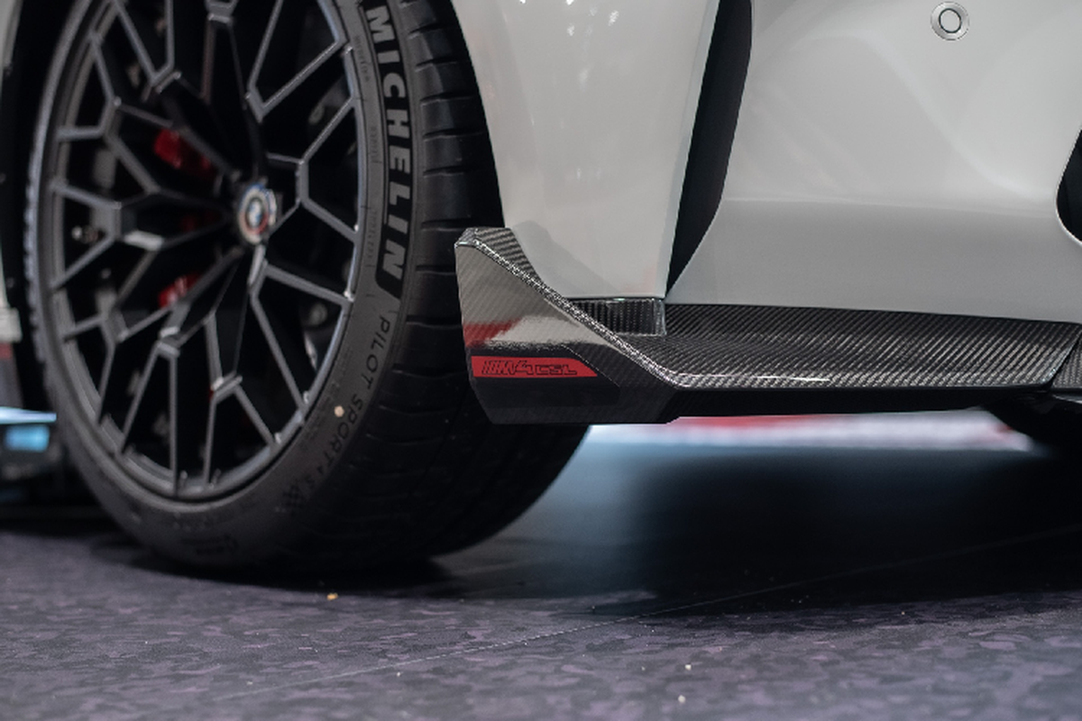 Đặc biệt là xe có dải tem đua màu đro, tương đồng với phần nắp capo. M4 CSL so với M4 tiêu chuẩn, có điểm khác biệt là nắp khoang hành lý có cánh gió dạng đuôi vịt 