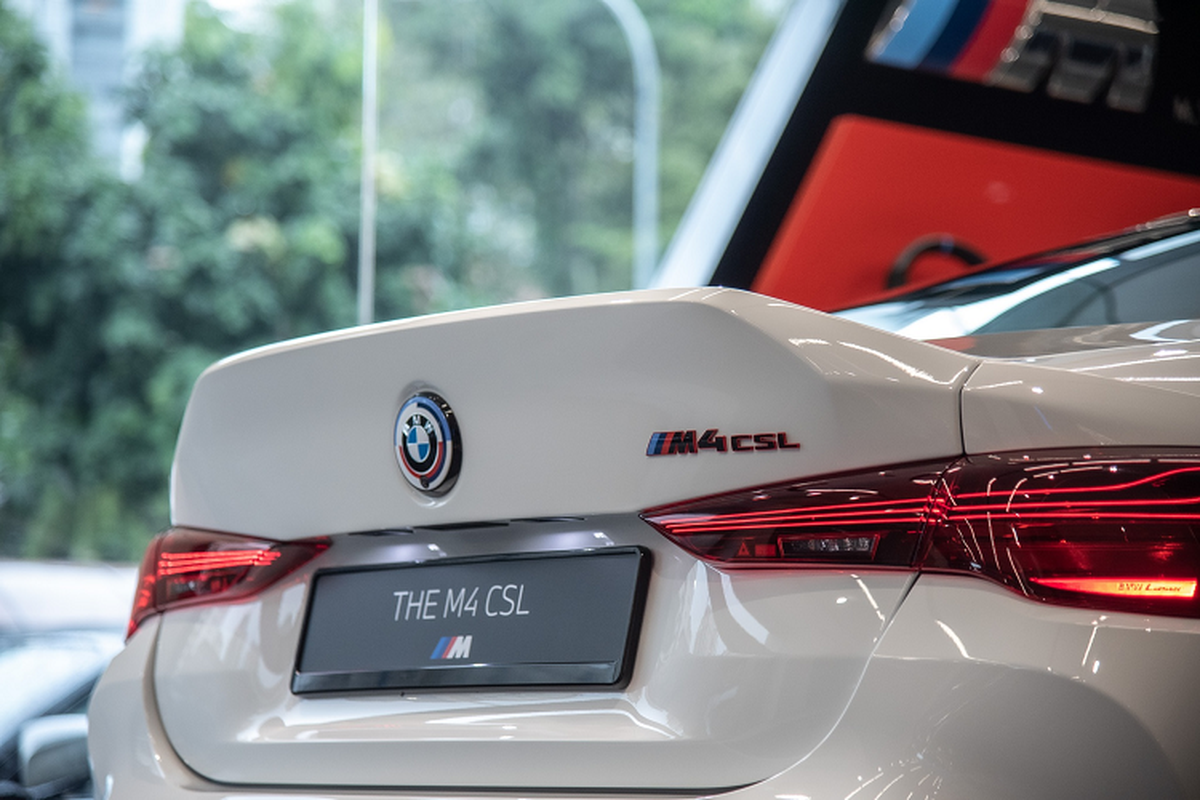 Nội thất BMW M4 CSL vẫn sở hữu thiết kế quen thuộc với bảng đồng hồ taplo kỹ thuật số 12.3 inch và màn hình trung tâm 10.25 inch. Trong khi đó bản M3 CS có màn hình chính thiết kế liền khối 14.9 inch.