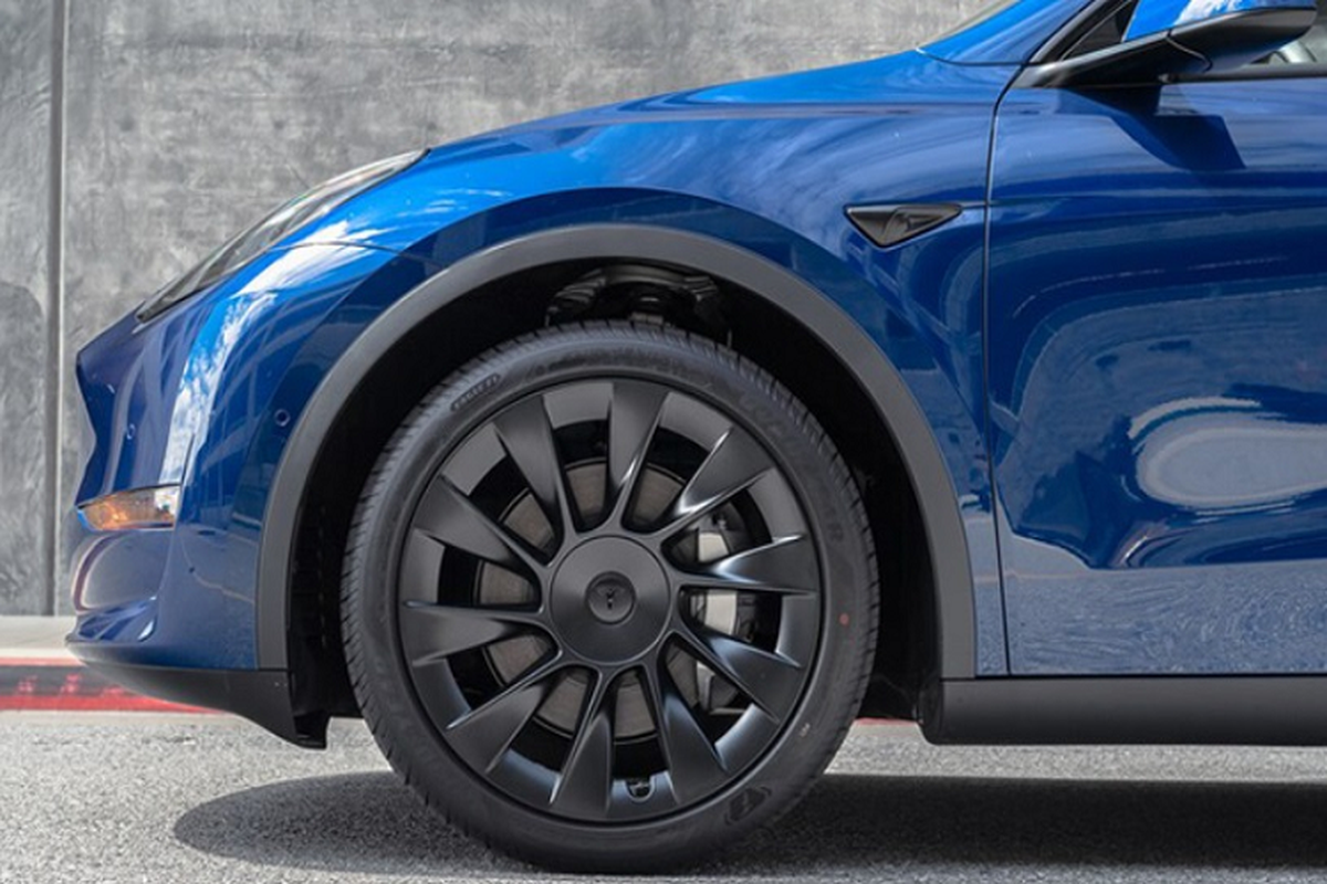 Mặt khác, xe điện Tesla không có lốp dự phòng. Đây cũng là mối lo ngại với người dùng bởi không phải khu vực nào cũng có dịch vụ cứu hộ Roadside Assistance của hãng.