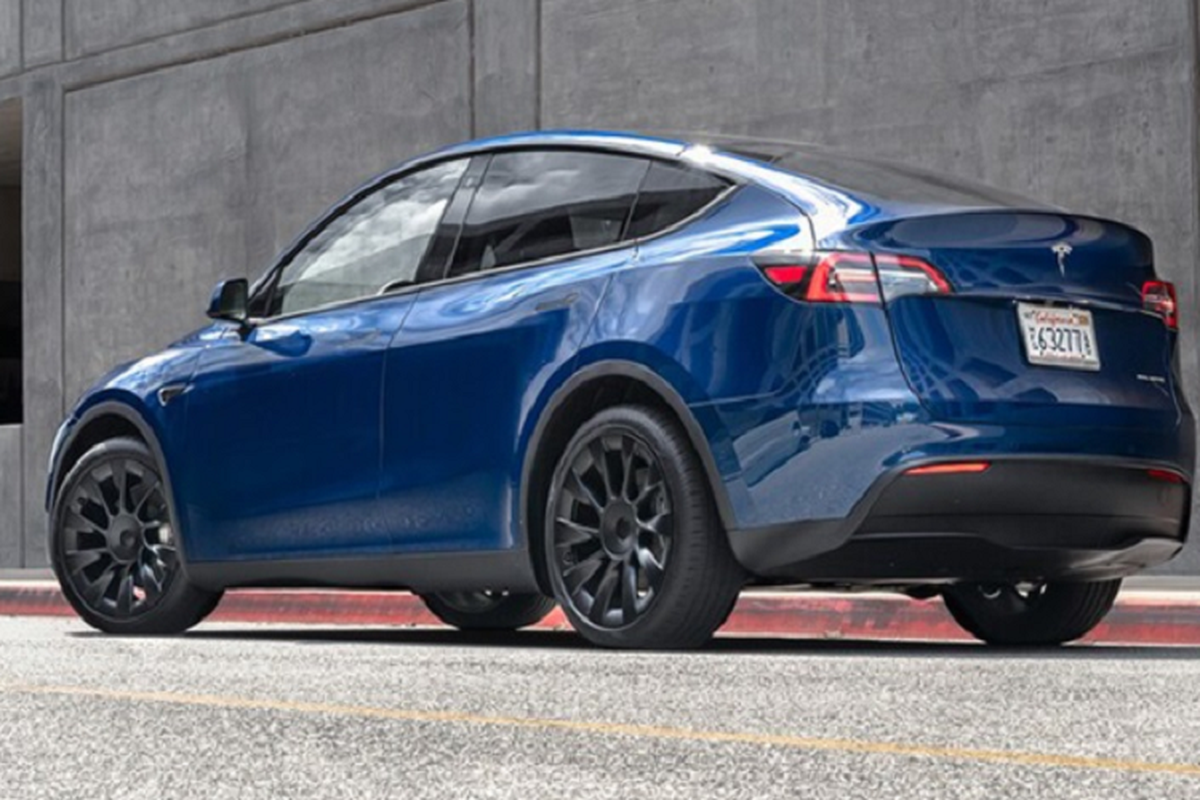 Hệ thống phanh tái sinh năng lượng trên Tesla Model Y dù giúp cải thiện tầm vận hành nhưng cũng khiến những lái mới cảm thấy khó khăn và mất nhiều thời gian để làm quen. Bên cạnh đó, những chủ xe mong muốn được “cá nhân hóa” cũng gặp nhiều khó khăn. Tesla sẽ dừng bảo hành nếu phát hiện xe bị thay đổi bất kỳ chi tiết nào. Việc độ ngoại thất cũng không dễ dàng bởi có thể ảnh hưởng đến khả năng khí động học.
