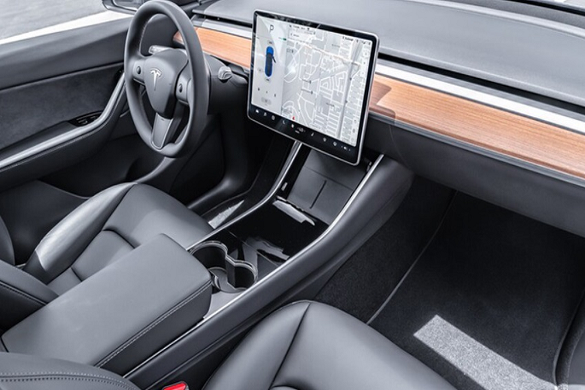 Trên xe Model Y nói riêng hay xe Tesla nói chung không hề được trang bị Apple CarPlay lẫn Android Auto. Tesla có một phần mềm riêng và tiện lợi hơn so với việc sử dụng hai phần mềm của Apple. Tuy nhiên, người dùng sẽ mất thời gian làm quen với giao diện mới này.