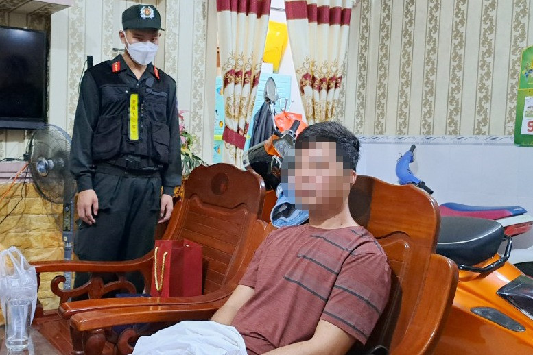 Công an Hậu Giang thực hiện lệnh giữ người khẩn cấp đối với 9 nghi phạm trong đường dây đánh bạc. Ảnh: CACC