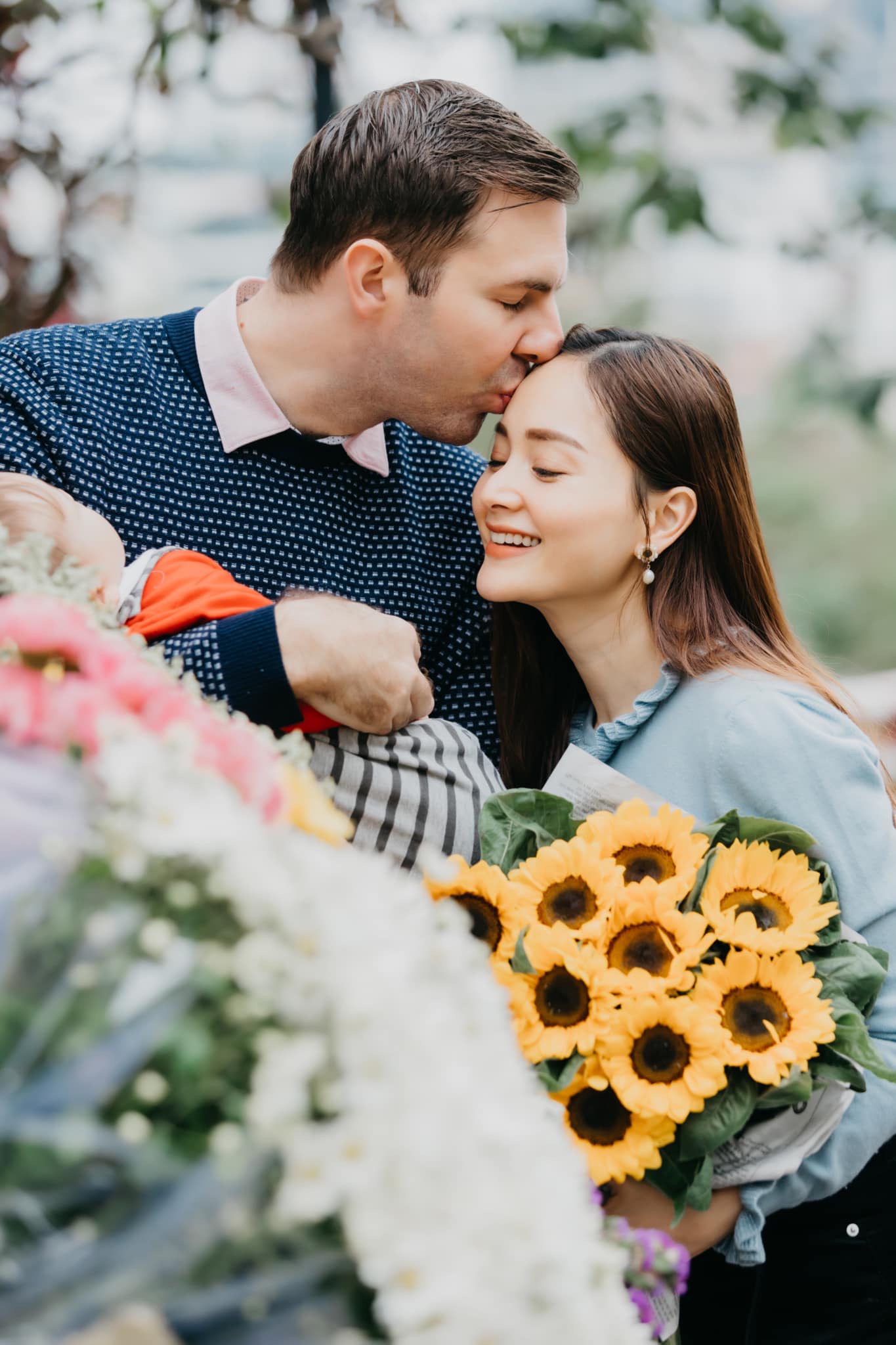 Chỉ sau 3 ngày gặp mặt, họ đã yêu nhau. Sau 6 tháng, Lan Phương và chồng Tây đã đăng ký kết hôn