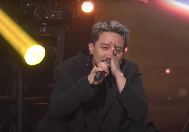 Trấn Thành cố tiết chế cảm xúc sau khi bị phàn nàn vì khóc quá nhiều khi dẫn chương trình