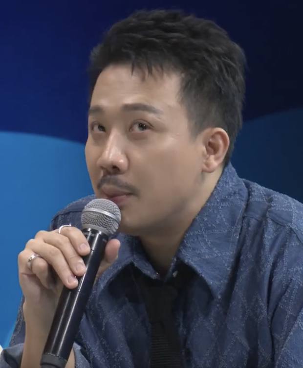 Trấn Thành rưng rưng cố kìm nén những giọt nước mắt