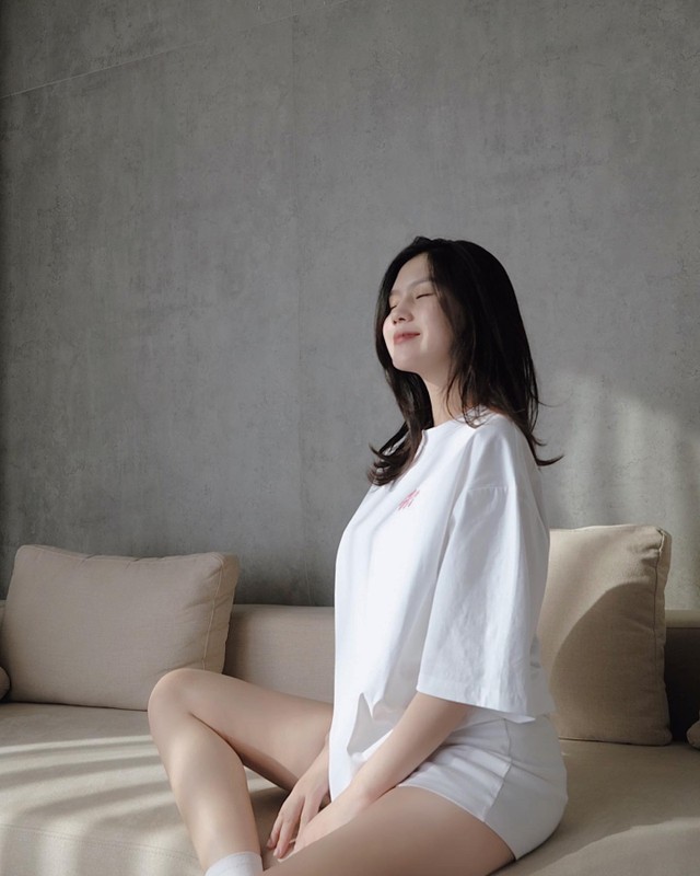 Tố Uyên và Thành Chung có 5 năm yêu nhau trước khi về chung một nhà. Chàng cầu thủ Việt cầu hôn bạn gái hot girl vào tháng 7/2021 trong chuyến du lịch Nha Trang.