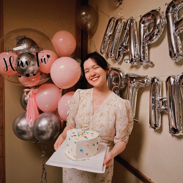 Đôi mắt híp lại khi cười của Hải Tú bây giờ giống y hệt ngày xưa.