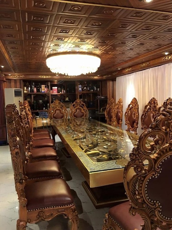 Bên trong ngôi nhà được thiết kế theo phong cách Châu Âu cổ điển với tông màu nâu vàng chủ đạo. Ảnh: ĐSPL