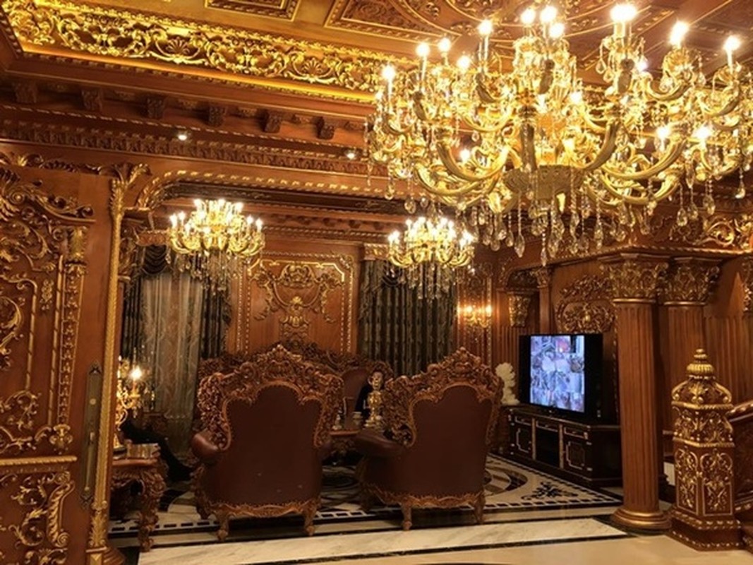 Đèn chùm phong cách Châu Âu đặt trong phòng khách. Ảnh: Vietnamnet