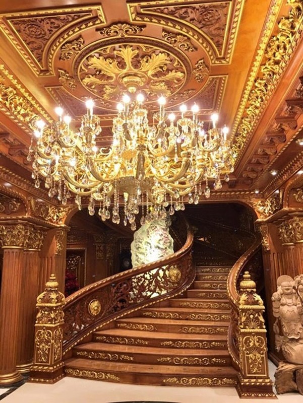 Mọi ngóc ngách trong ngôi nhà đều được trang trí phù điêu họa tiết tỉ mỉ. Ảnh: Ngoisao