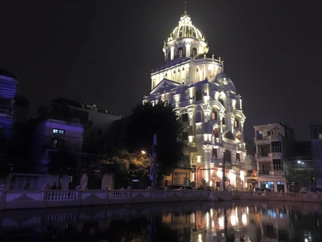 Nhiều năm nay, căn biệt thự đúc 6 con gà vàng cỡ lớn trên nóc nằm bên bờ sông Tô Lịch gần đường Hoàng Quốc Việt (quận Cầu Giấy, Hà Nội) thu hút sự chú ý của nhiều người. Ảnh: Facebook