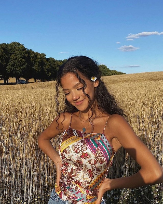 Dina Denoire sinh năm 1998, là người Đức, hiện sống ở Berlin.