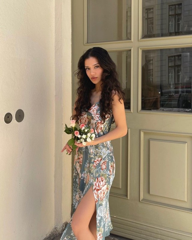 Nhiều dân mạng dành sự tiếc nuối cho Dina khi cô trượt vai bởi bóng hồng người Đức sở hữu vóc dáng thon, làn da nâu khỏe khoắn, mái tóc bông xù, vẻ đẹp phóng khoáng đầy sức sống và thần thái cuốn hút, khá thích hợp với vai nàng tiên cá.