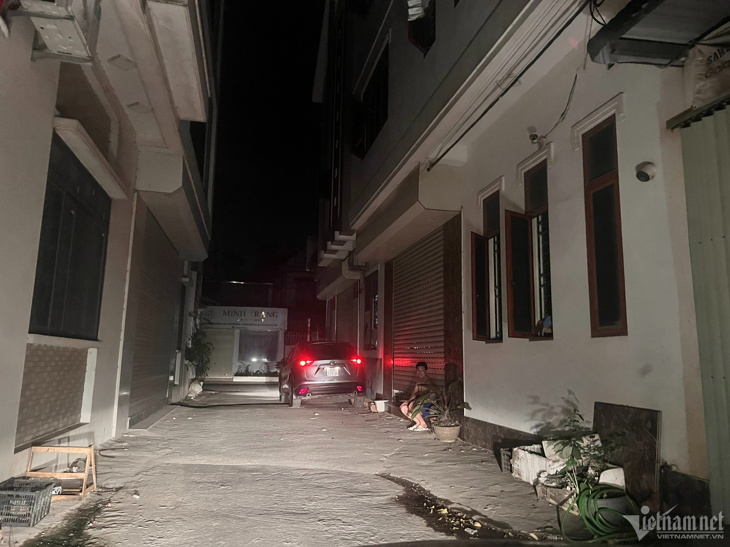 Gia đình anh Linh Nga (làng Bùng, xã Phùng Xá) phải nổ máy ô tô, bật điều hòa để ưu tiên cho trẻ nhỏ vào xe ngủ. 