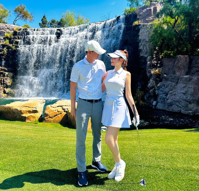 Bên cạnh những lời khen về nhan sắc, Huyền Baby còn được quan tâm nhờ cuộc sống hôn nhân với chồng đại gia. Năm 2013, cô kết hôn cùng doanh nhân Quang Huy. 10 năm qua, người đẹp tận hưởng cuộc sống làm dâu 