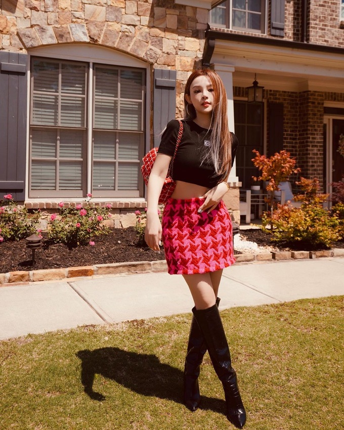 Huyền Baby sinh năm 1989, là một trong những hot girl đời đầu tại Hà Nội. Cô nổi tiếng sau khi vào top 8 cuộc thi Miss Teen 2008.