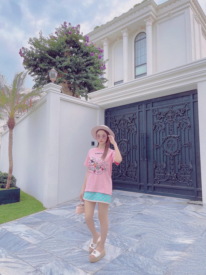 Gia đình Huyền Baby sống trong căn biệt thự có tổng diện tích sử dụng là 1.000m2. Năm 2021, người đẹp tiết lộ tổng chi phí xây dựng và nội thất cho dinh thự là 4,3 triệu USD (khoảng 100 tỷ đồng).