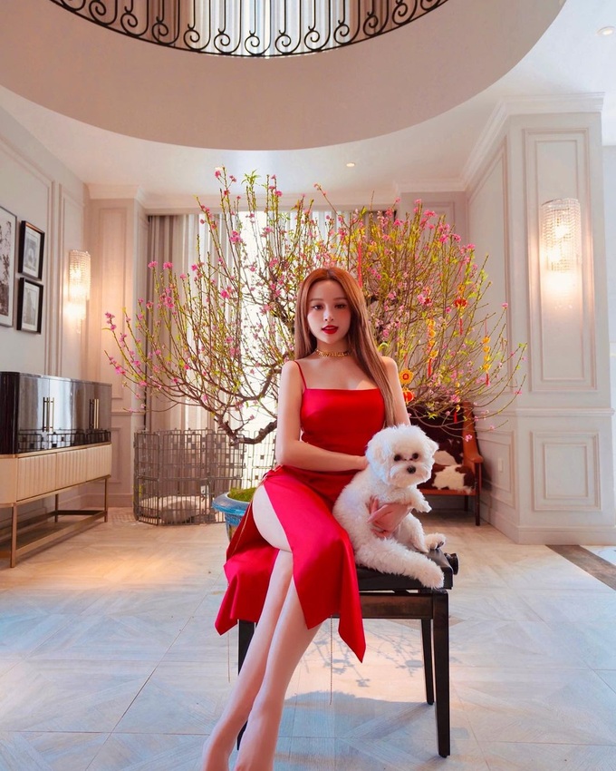 Huyền Baby nói cuộc sống sau khi kết hôn có lúc thăng lúc trầm nhưng may mắn ông xã luôn nhường nhịn. Cô kể chồng thích mẫu phụ nữ biết quán xuyến gia đình, biết làm đẹp và giỏi kinh doanh. 