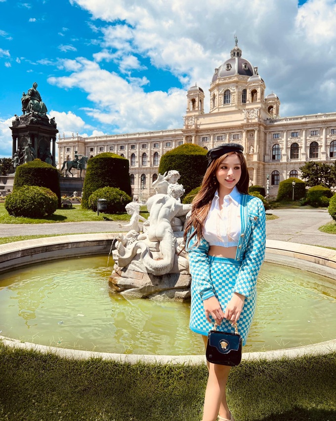 Huyền Baby cũng đăng tải nhiều bức ảnh cùng siêu xe, đi du lịch sang chảnh...