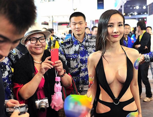 Can Lộ Lộ bị đánh giá là nghệ sĩ khoe thân bất chấp để nổi tiếng.